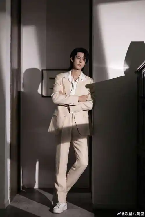 男明星浅色系穿搭##王鹤棣许凯工作室营业#好淡的穿搭好浓的五官