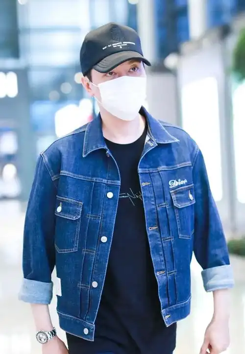 男女,非常百搭,当然诸多的丹宁元素单品中,要说最酷帅的非牛仔外套