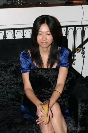 图文:徐静蕾庆博客破亿--老徐抱垫子坐姿淑女