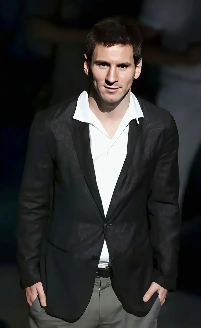 "现役足坛高颜值西装暴徒"有你喜欢的吗 #西装杀 #梅西 # - 抖音