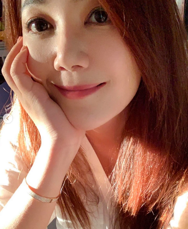 梁静茹晒照长发披肩温婉浅笑单手托腮肤质白皙