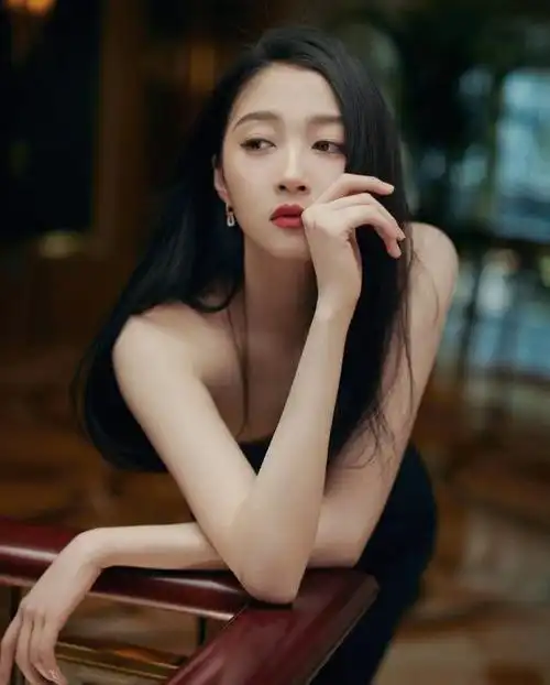 被关晓彤魔女造型惊艳了蓬蓬裙配挑染灰发真正的在逃公主