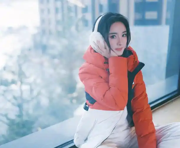 杨幂裹棉服戴毛绒耳罩超萌 眼神清澈笑容甜-沐风文化