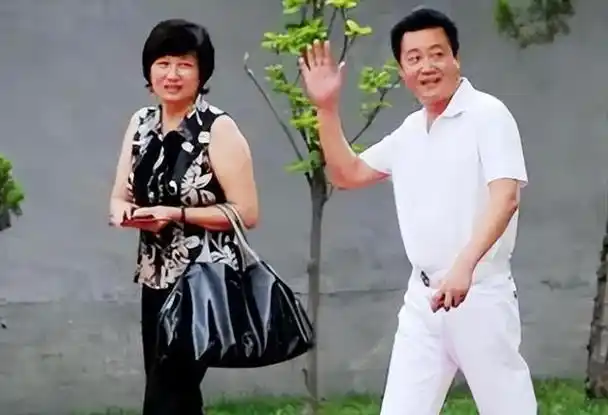 导演赵宝刚:娶初恋妻子相约丁克16年,愁坏了母亲,48岁意外得子