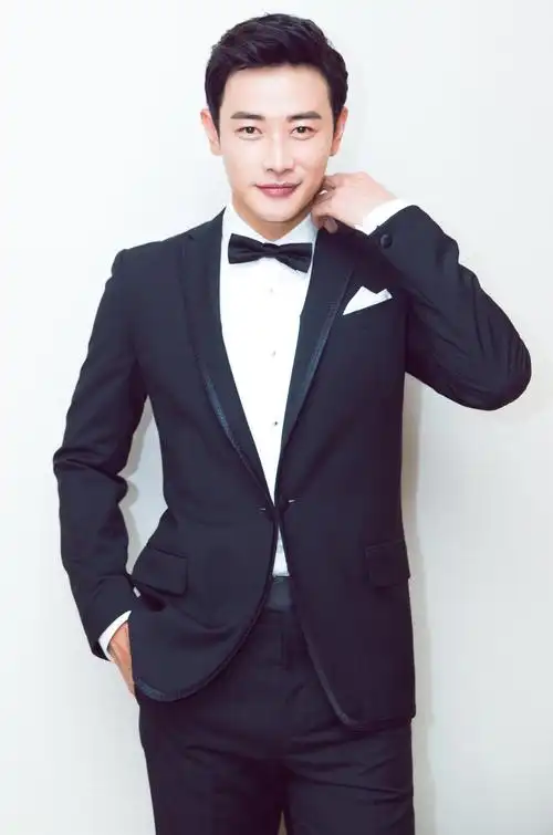 p>罗晋,1981年11月30日出生于江西省宜春市铜鼓县,中国内地影视男