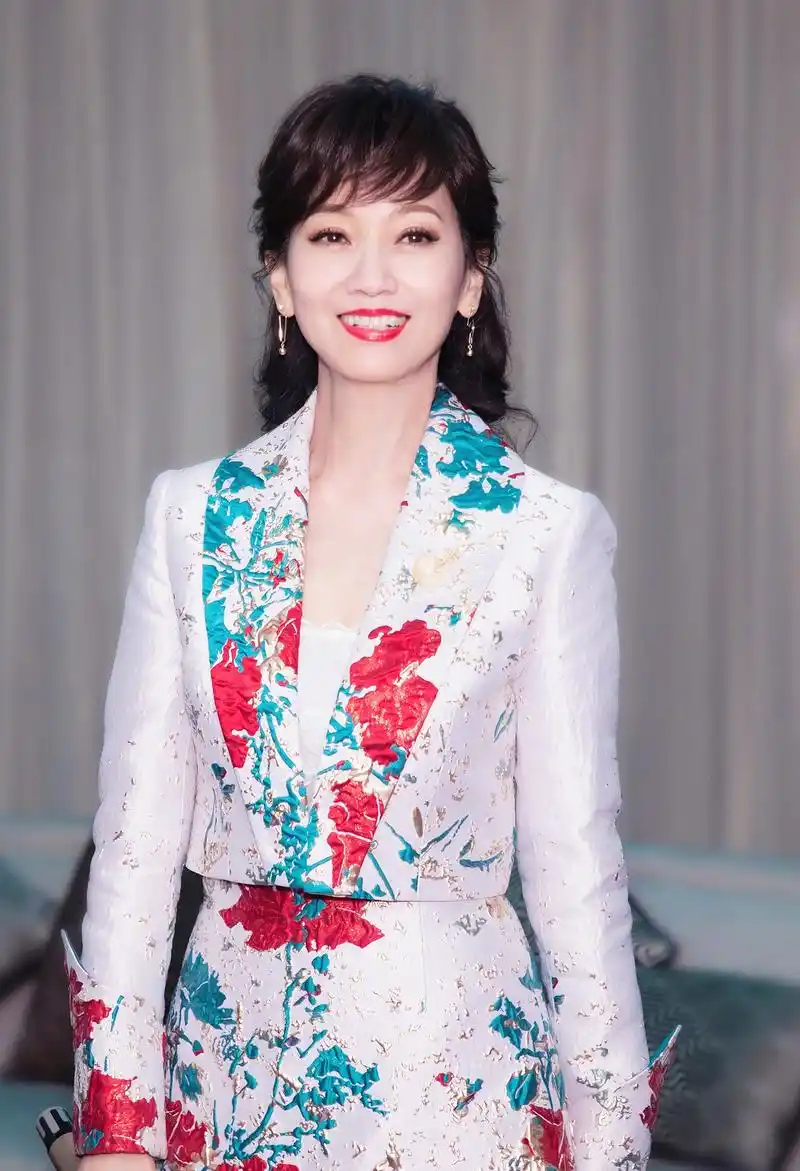赵雅芝厉害了,穿花哨的裙子也能优雅又知性,64岁气质很好是关键