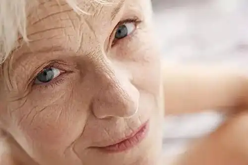 越痒越用热水清洗皮肤的做法是不正确的,老年人洗澡时不应水温过高