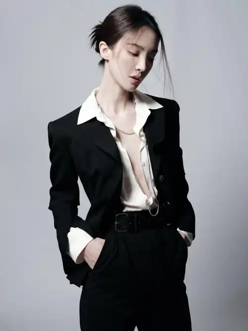 金晨出席时尚颁奖晚宴 真空深v西装打破常规诠释女性力量