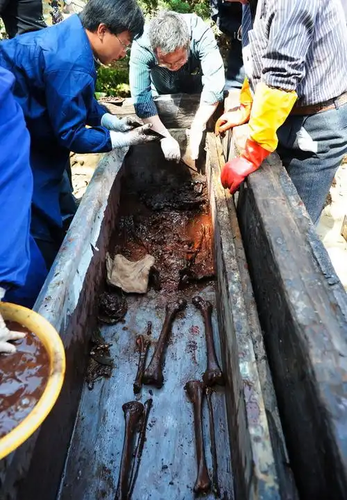 战国双墓内棺在安徽省六安市老博物馆开棺(图)