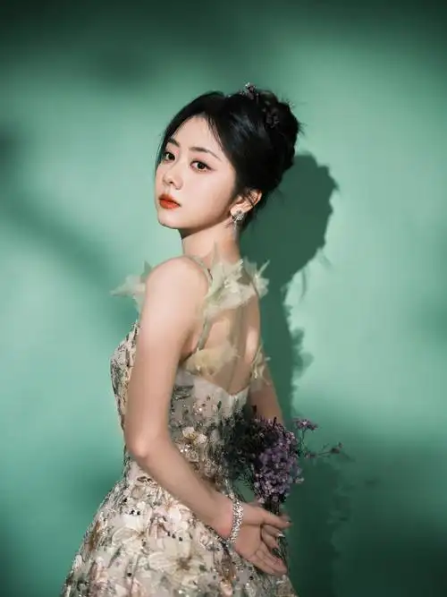 谭松韵超话029969♀15#两小姐s postcard#一抹春意盎然,灵动