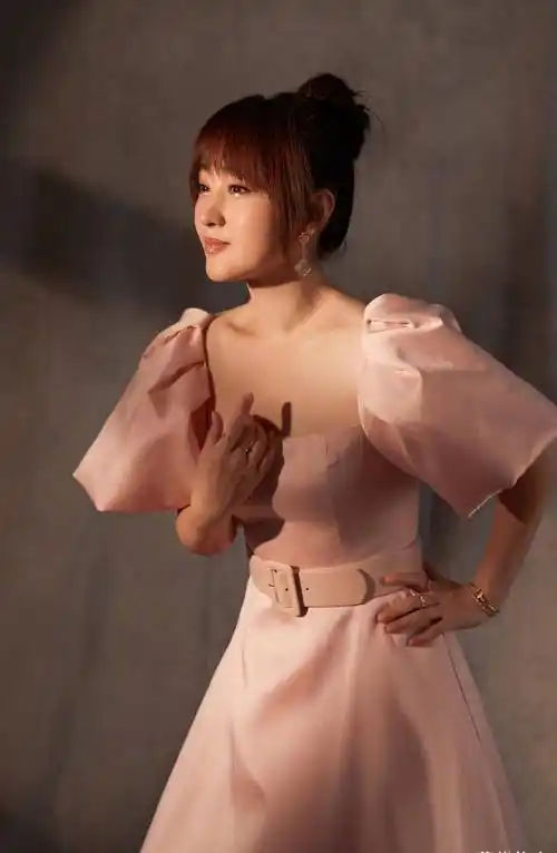 一把年纪还"装美",杨钰莹太不害臊,穿粉色裙子动作很僵硬_显得_领口处