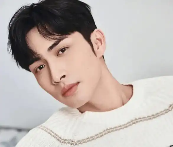 则是源于他被曝有娃后,2021年又有知情人士爆料张彬彬跟经纪人正在谈