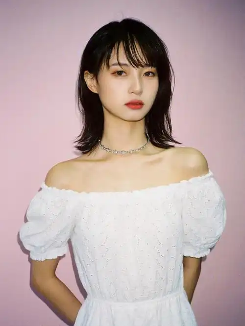 法式刘海锁骨发