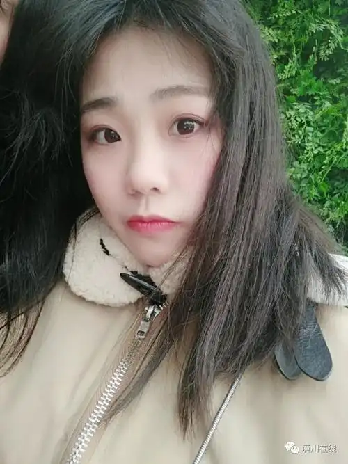 后,打开app主页,点击人物秀场,填写个人资料,上传5张以上个人真实照片