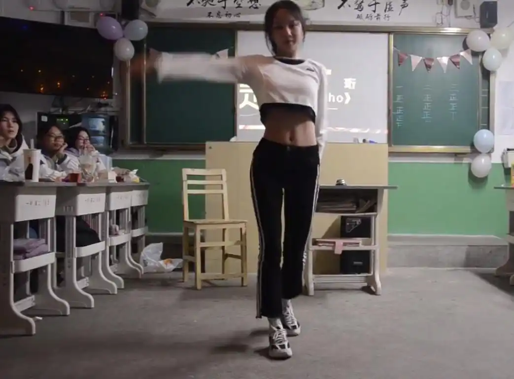 b站舞蹈区第一出问题,学生露马甲线跳舞,up主解释是误会