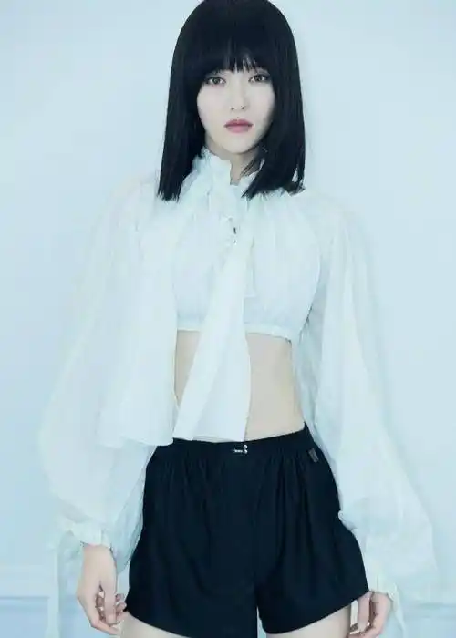 唐嫣齐刘海发型拍写真显稚嫩,罕见露小腹两个表情显内心小波动_女神