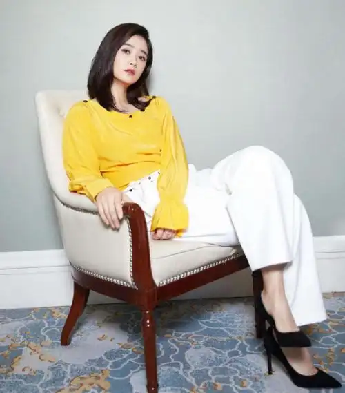 蒋欣的大骨架太吃亏,稍微有肉就很显胖,仙女裙穿得像壮汉