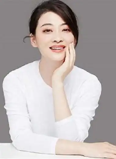 近日,有网友在社交平台分享了在国外酒吧偶遇梅婷和陈明昊的照片.