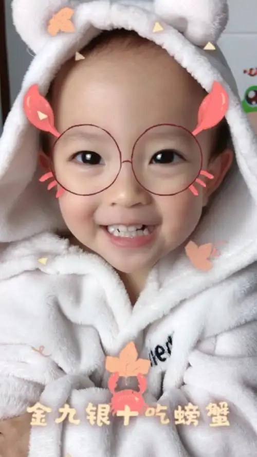 一笑起来,这两个小虎牙 萌萌哒