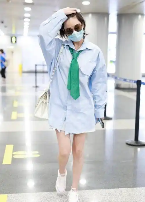 张馨予戴着"草帽"就出门了?