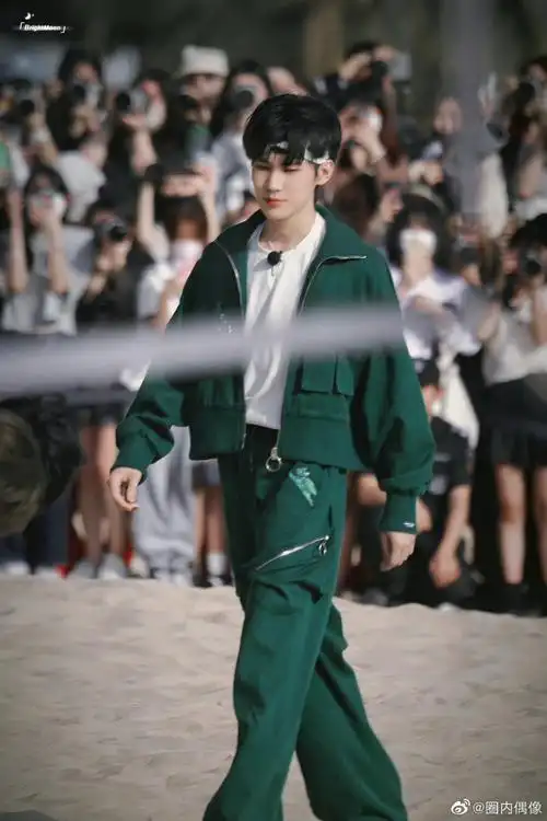 张真源绿色套装发带造型##张真源绿色套装造型