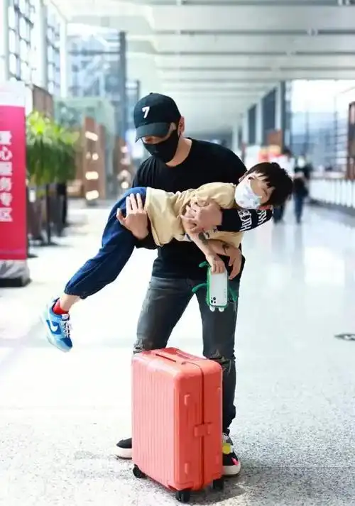 黄晓明带儿子出游小海绵竟五官像妈妈惊呼baby的基因太强大