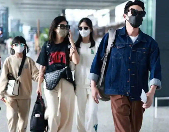 陆毅一家四口出游14岁贝儿身高169超过鲍蕾狂长身高不长体重