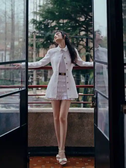 李沁穿纯白荷叶边连衣裙好美大方秀长腿身材优越