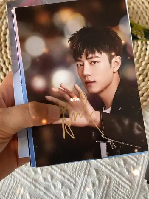 肖战签名明信片