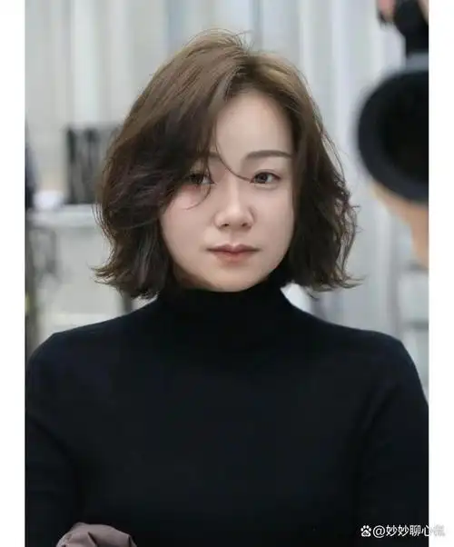 女人过了40岁,头发建议剪短,今年流行这3款酒窝发,显年轻气质