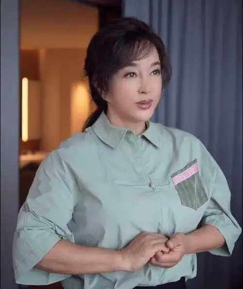 69岁刘晓庆近照翻车?满脸疲惫皱纹明显,网友:岁月不饶人