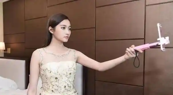 原创关晓彤插足鹿晗和热巴拒用吻替亲自上阵网友脱粉鹿晗