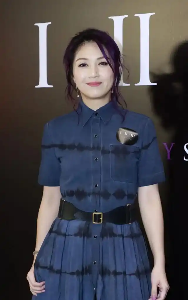 杨千嬅皮肤是真挺白的,就算年纪大了,但皮肤真挺嫩的不输小姑娘|时尚