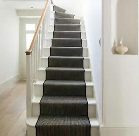 4,美观大气地毯的样式和种类都是比较丰富的,我们在铺设楼梯地毯的