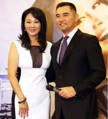 58岁王姬全家照老公帅气多金女儿身材迷人27岁儿子智商仅4岁