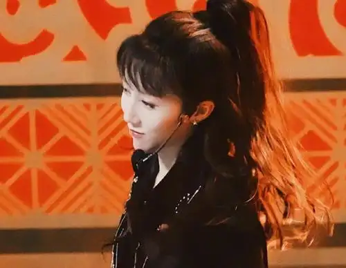 刘雨昕尝试长发造型,留"齐刘海"可爱加倍,网友:有颜就是任性