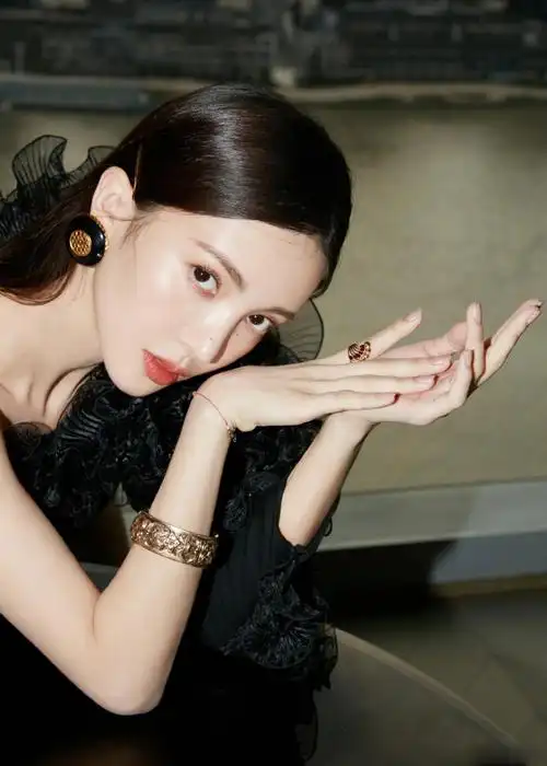 金晨一身荷叶边黑裙彰显出姐姐的精致与霸气