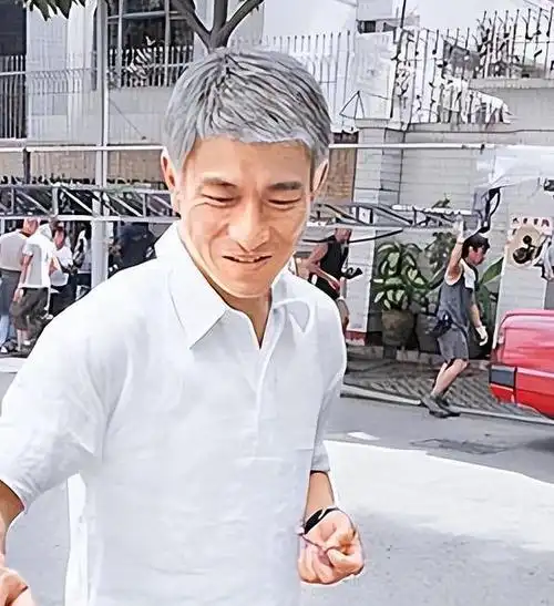 刘德华断崖式哀老白发苍苍一脸皱纹网友泪眼天王该退休了