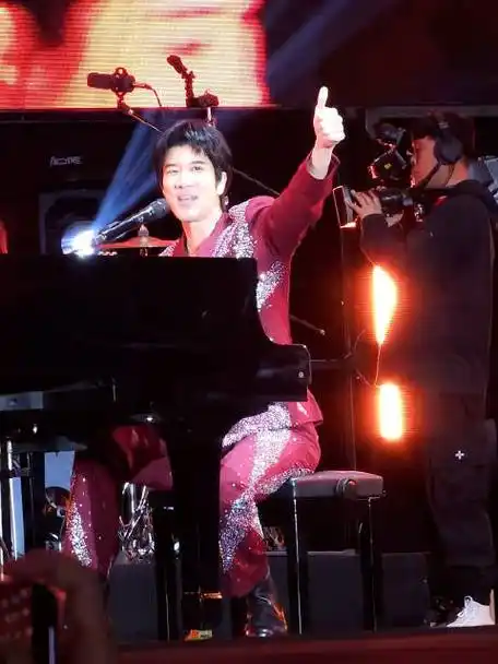 这次唱的是原版唯一05ourhome王力宏歌迷会的微博视频