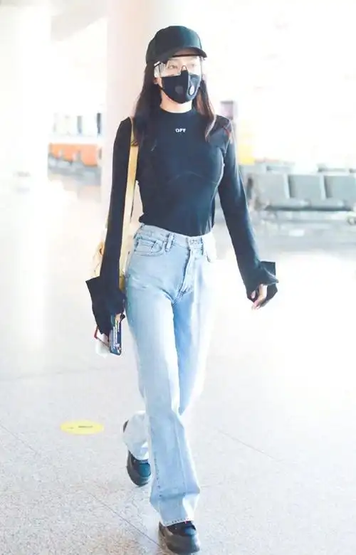 刘敏涛素颜上瘾了吗穿黑t恤配牛仔裤状态比24岁时更好