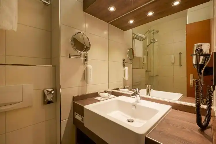 纽伦堡h 酒店 的一间浴室