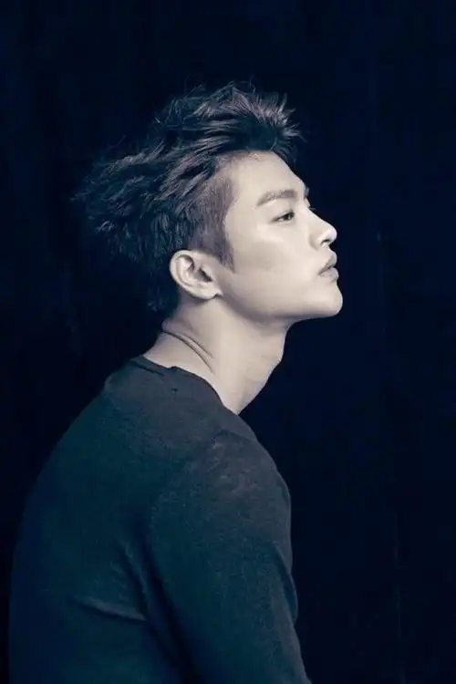 徐仁国(),1987年10月23日出生于韩国蔚山市,韩国歌手,演员.