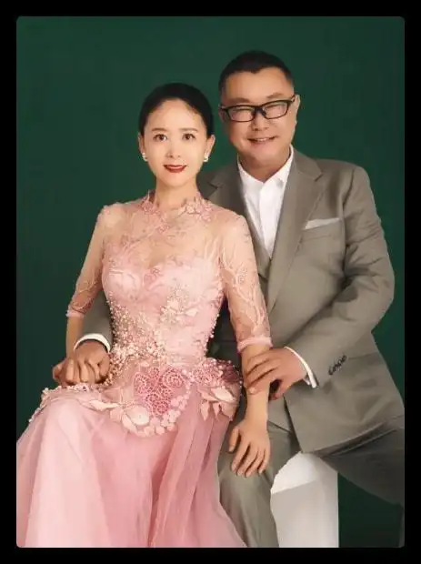 尹相杰妻子庆结婚一周年公开唯美婚纱照连换4套礼服身姿婀娜
