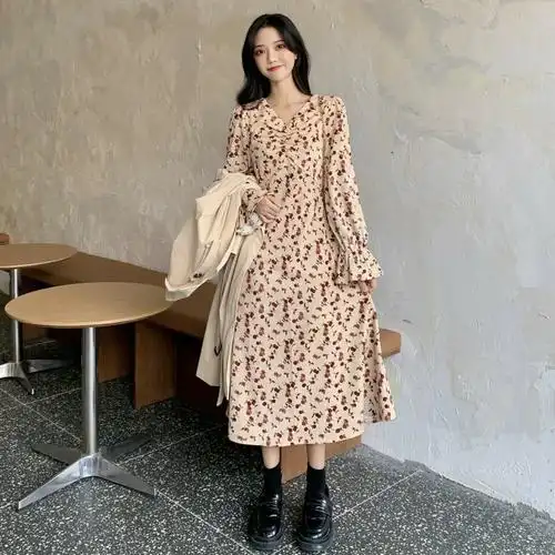 茶歇法式女装复古设计感小众高级感碎花连衣裙子2021年新款早春款