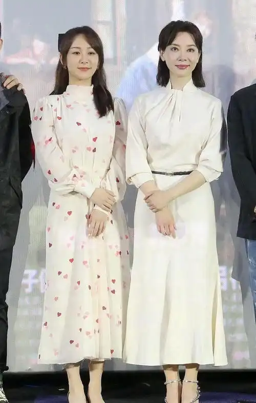 杨紫张一山同框挺带感,一字肩花裙温柔甜美,气质越来越好了