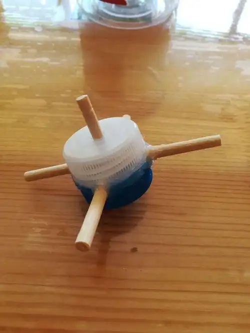 老师给爸爸妈妈们妈布置了一个亲子任务 -- 自制废旧物品玩具