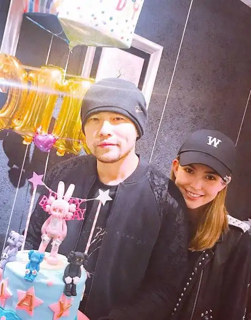 【新浪热榜】周杰伦昆凌情人节捧花合照