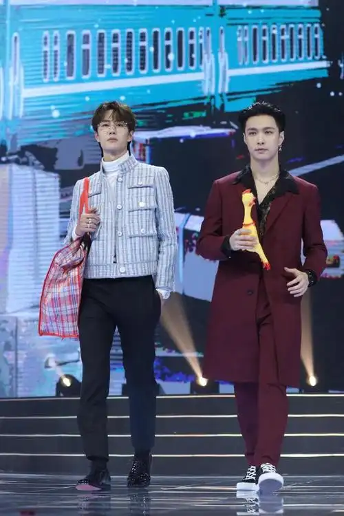 组图:微博之夜现场 王一博张艺兴刘亦菲杨幂等获年度男女神