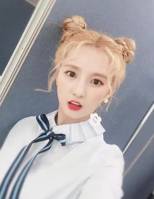 我们对刘些宁的美貌一无所知,早年是金发萌妹,双马尾照圈粉无数