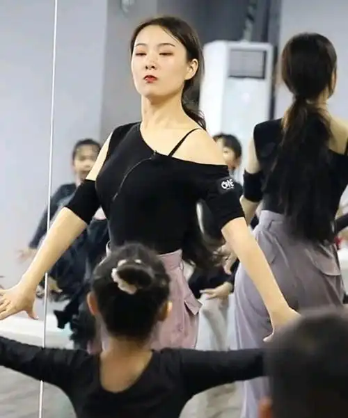 海南一拉丁舞女教师火了网友谁也阻止不了我报名